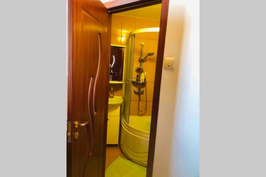 Super Central - Lovely One-Bedroom Apartment On Victoriei Avenue Bucharest Exterior photo